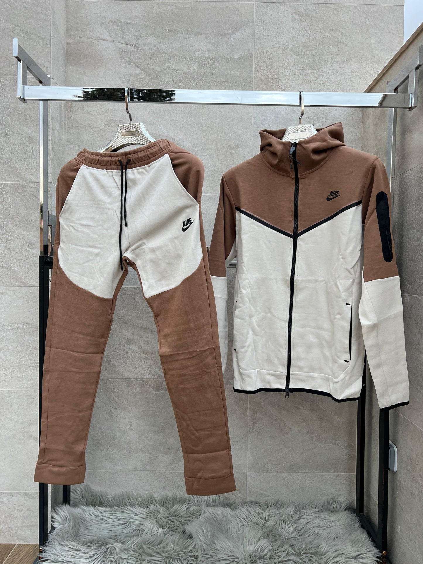 Nike tech marron y blanco lineas negras