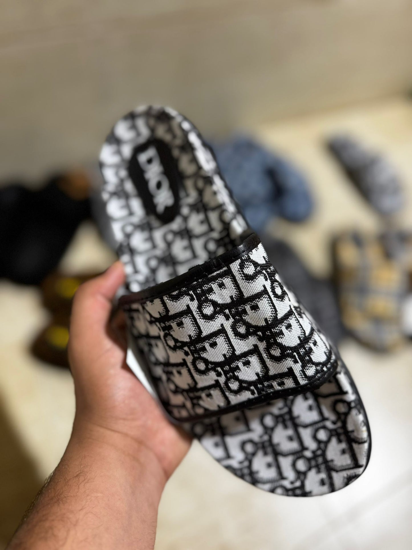 Chanclas Dior logos negros