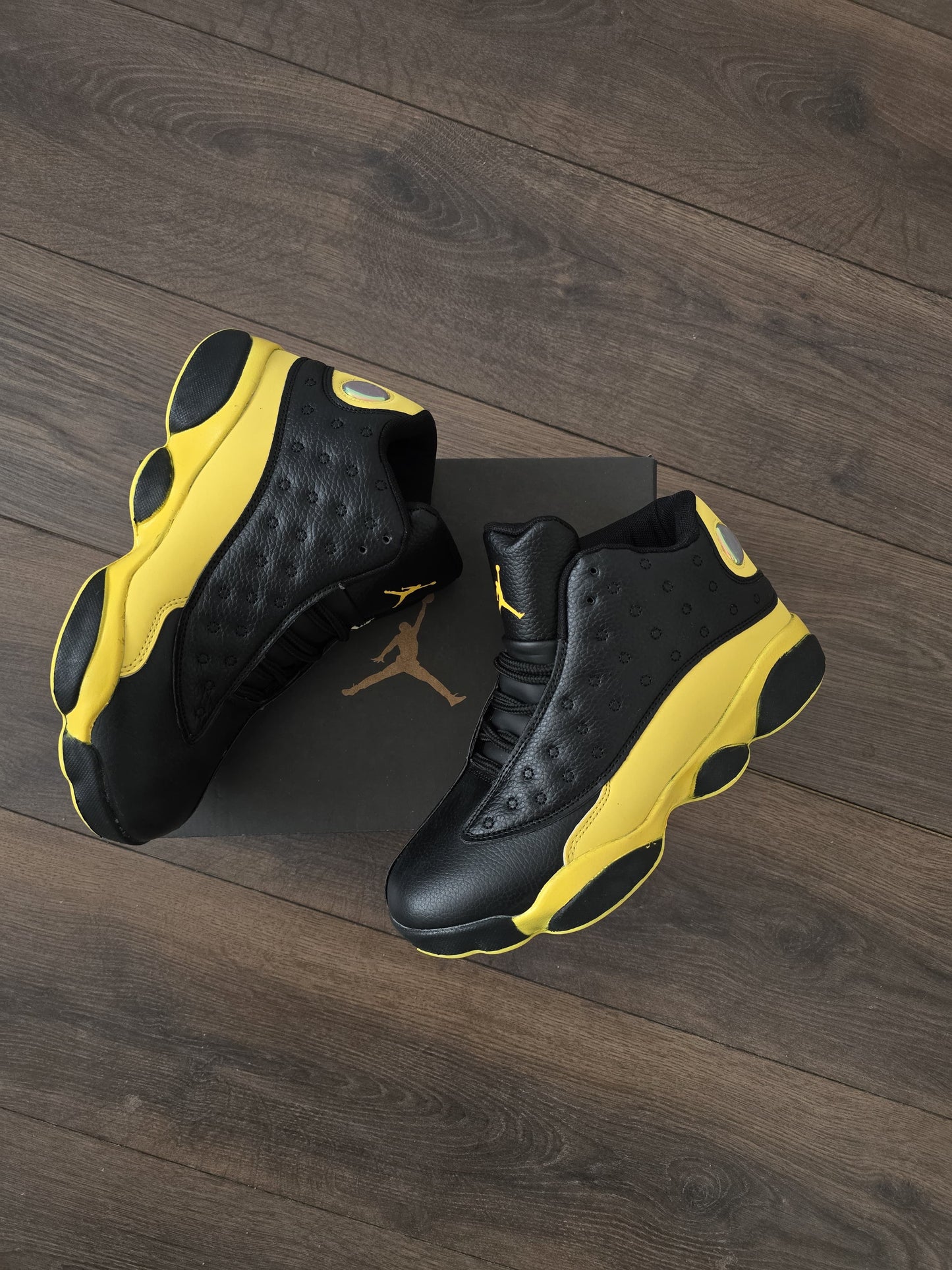 JORDAN 13 NEGRA AMARILLA