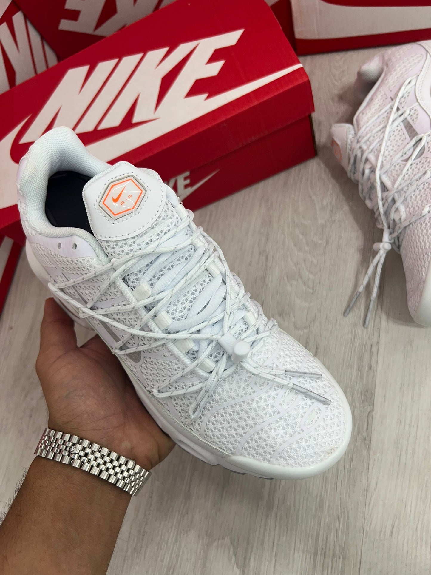 Nike tn utility blanco logo naranja