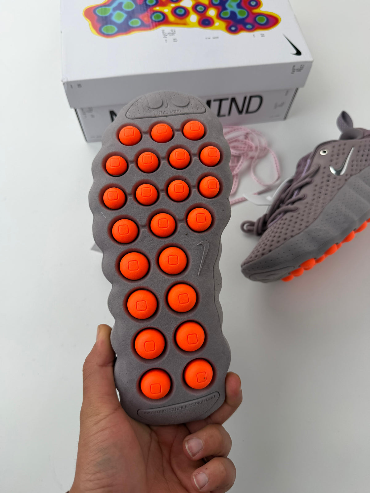 Zapatillas Nike mind moradas detalles naranjas logo plateado