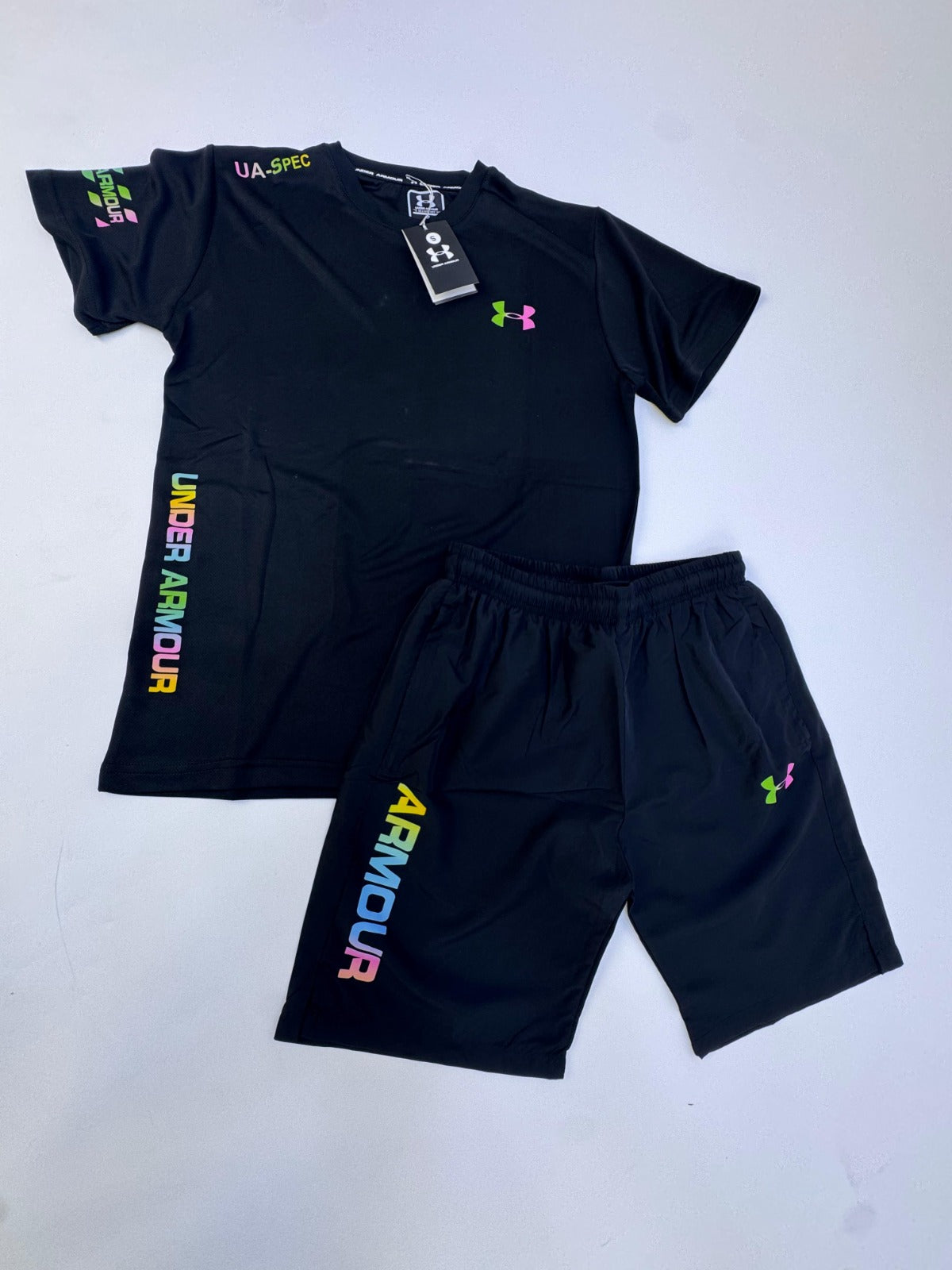 Conjunto corto Under Armour negro logo multicolor