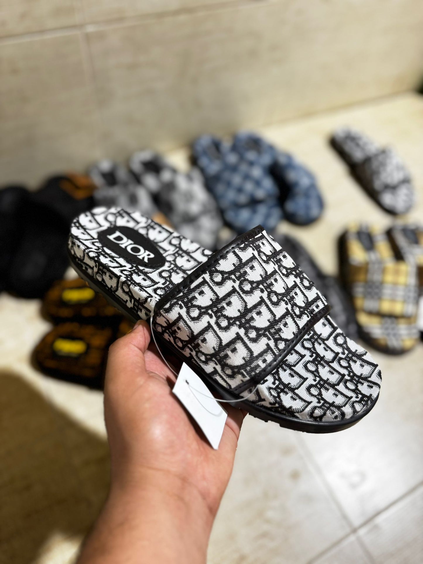 Chanclas Dior logos negros
