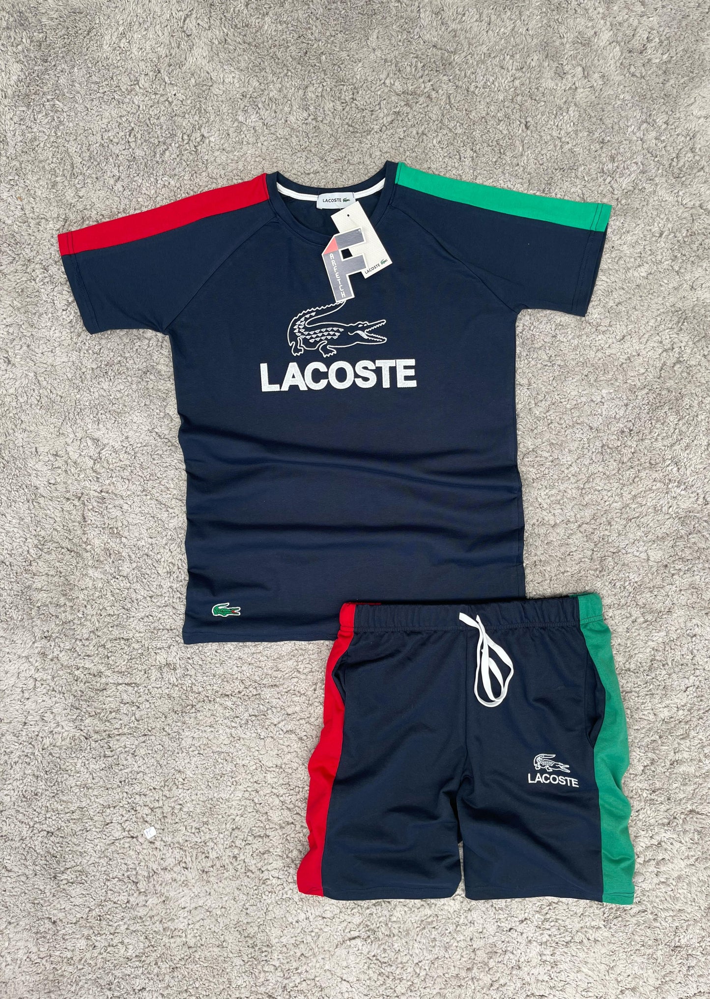 CONJUNTO LACOSTE azul marino logo blanco detalles verdes y rojos