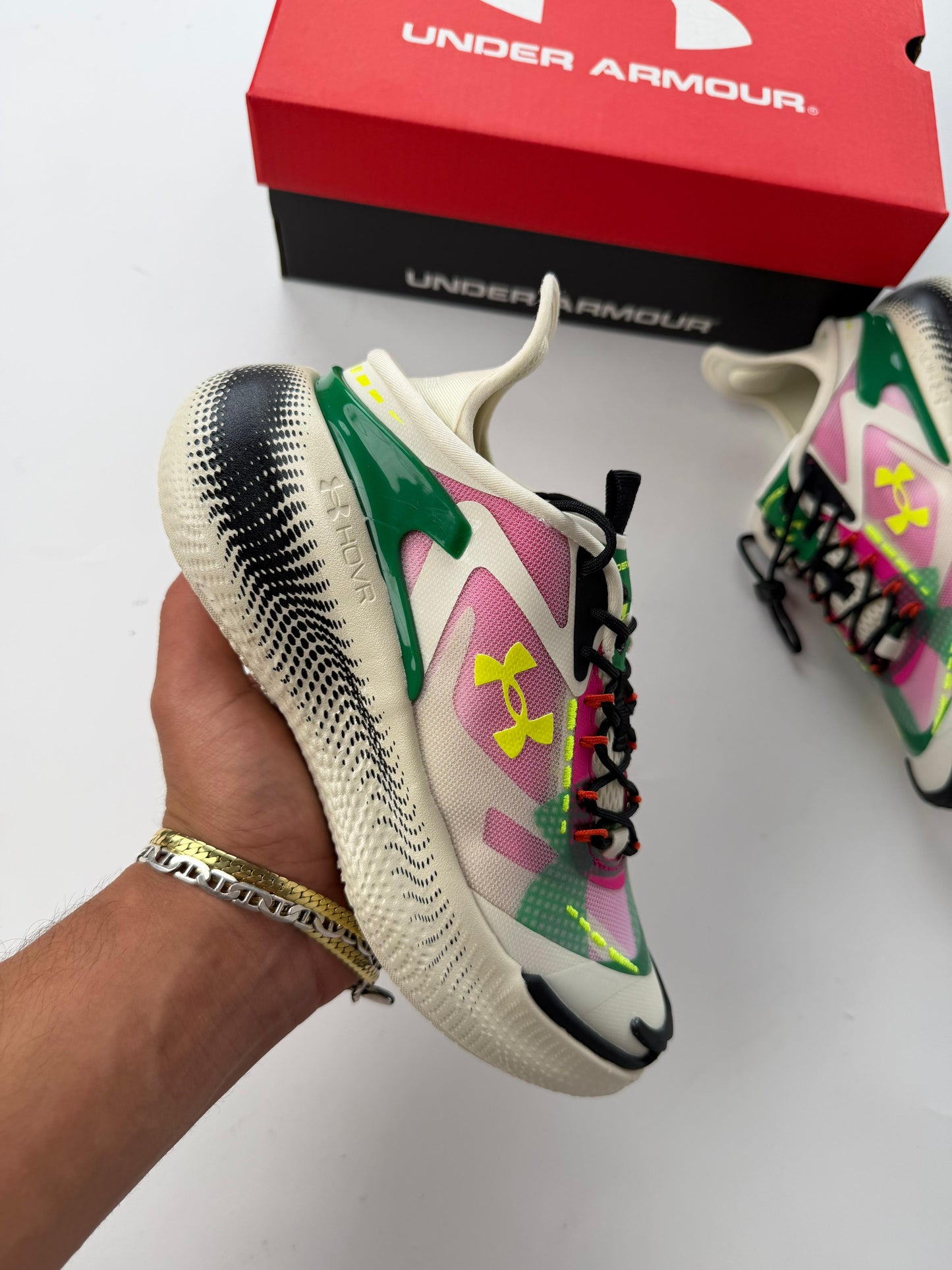 Under Armour Crema logo amarillo detalles verdes