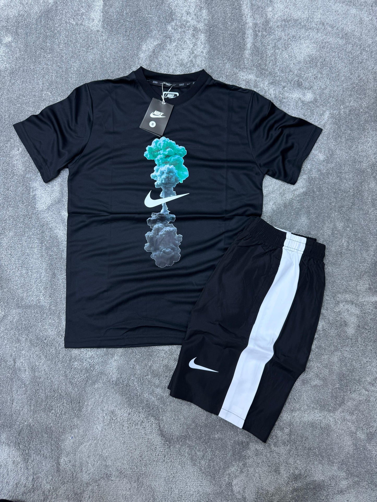 Conjunto corto nike negro logo blanco detalles humos