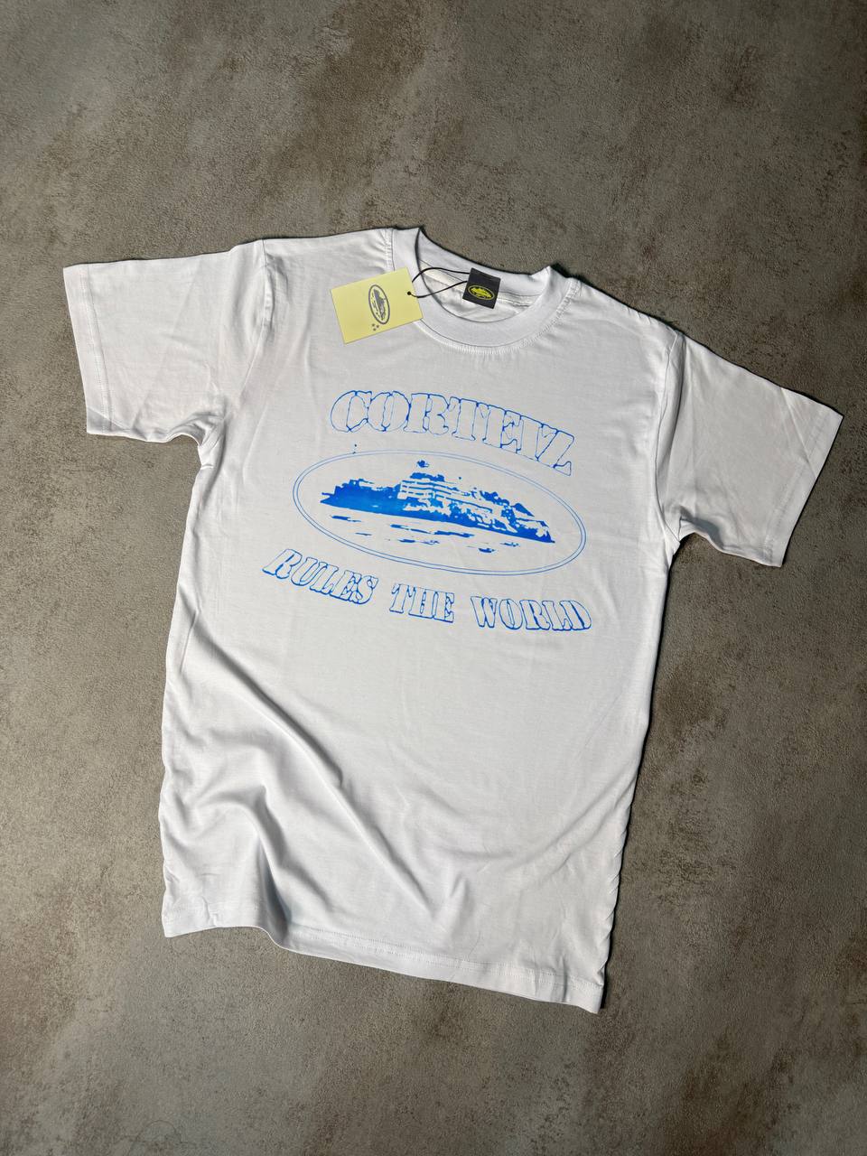 Camiseta Corteiz blanco logo azul detalles blancos