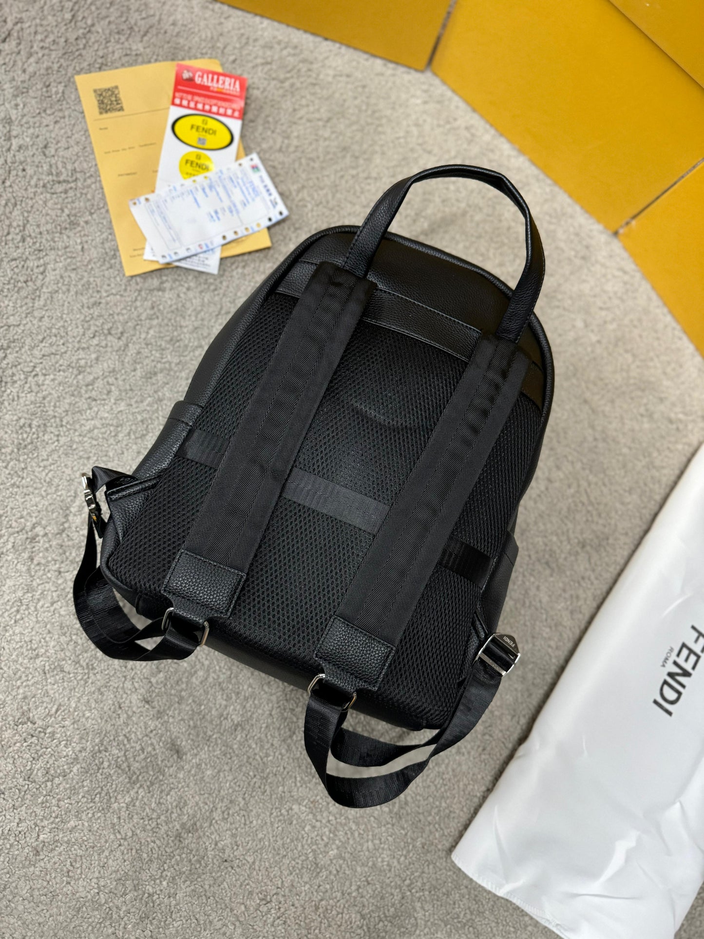 Mochila fendi negra logo amarillo