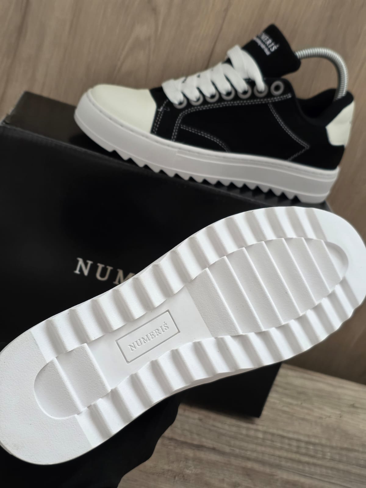 Númeris negra suela blanca