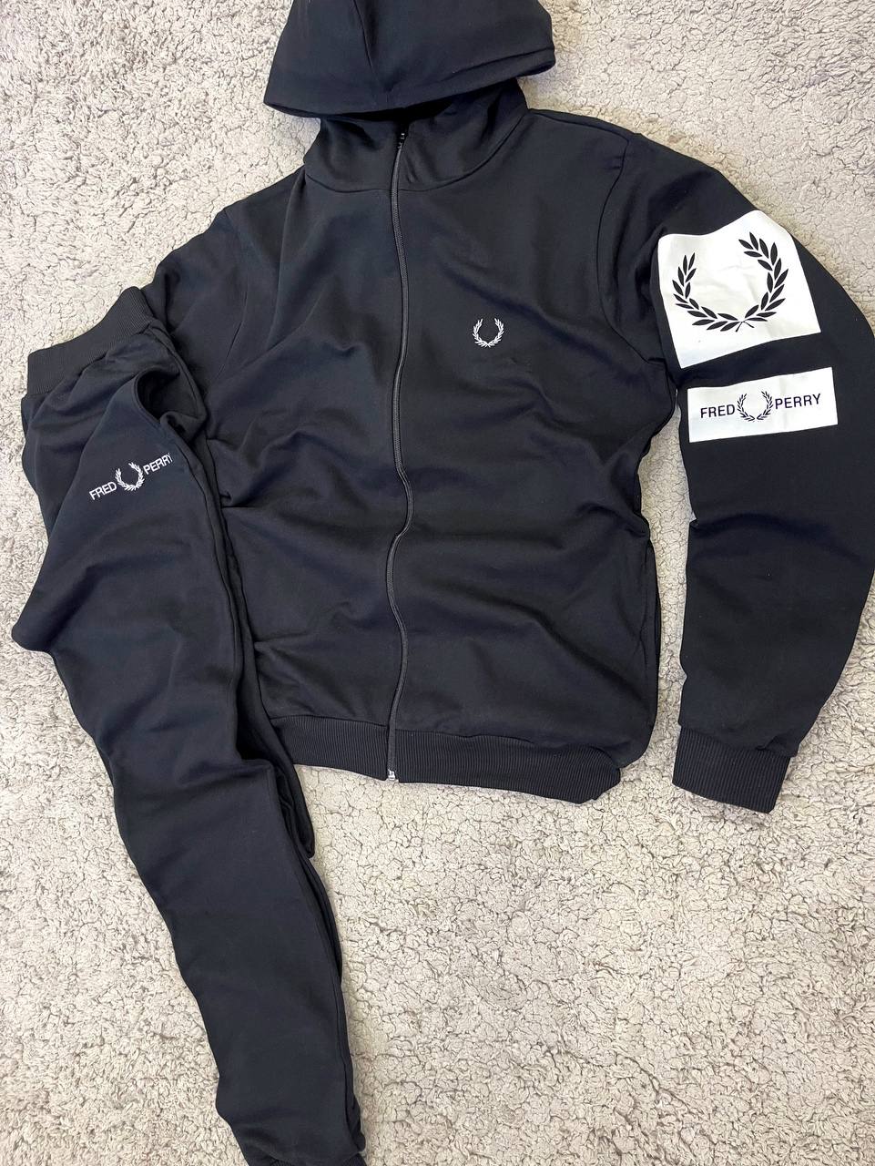 CHANDAL FRED PERRY NEGRO LOGO BLANCO CREMALLERA