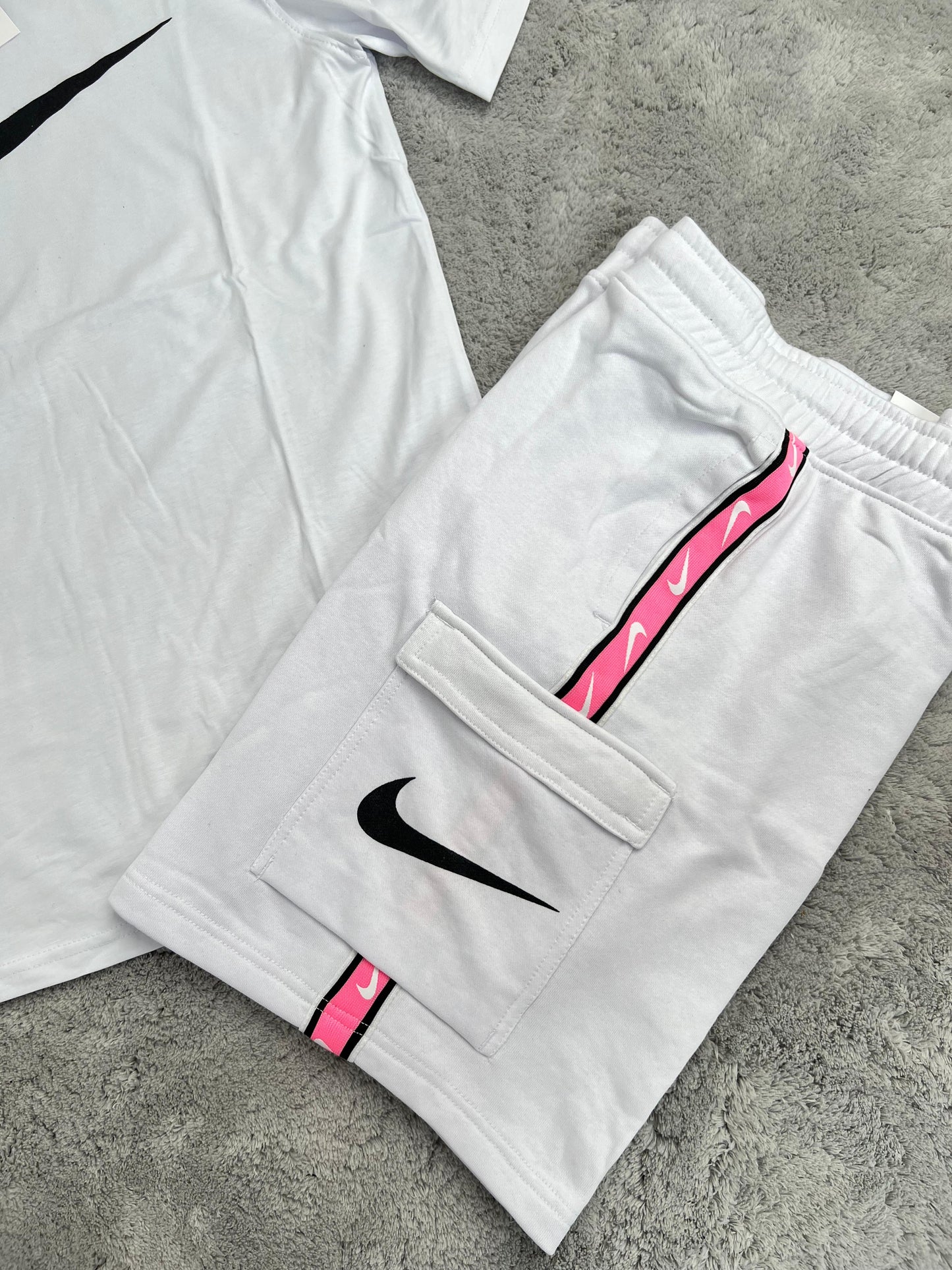Conjunto corto blanco nike logo negro detalles rosas