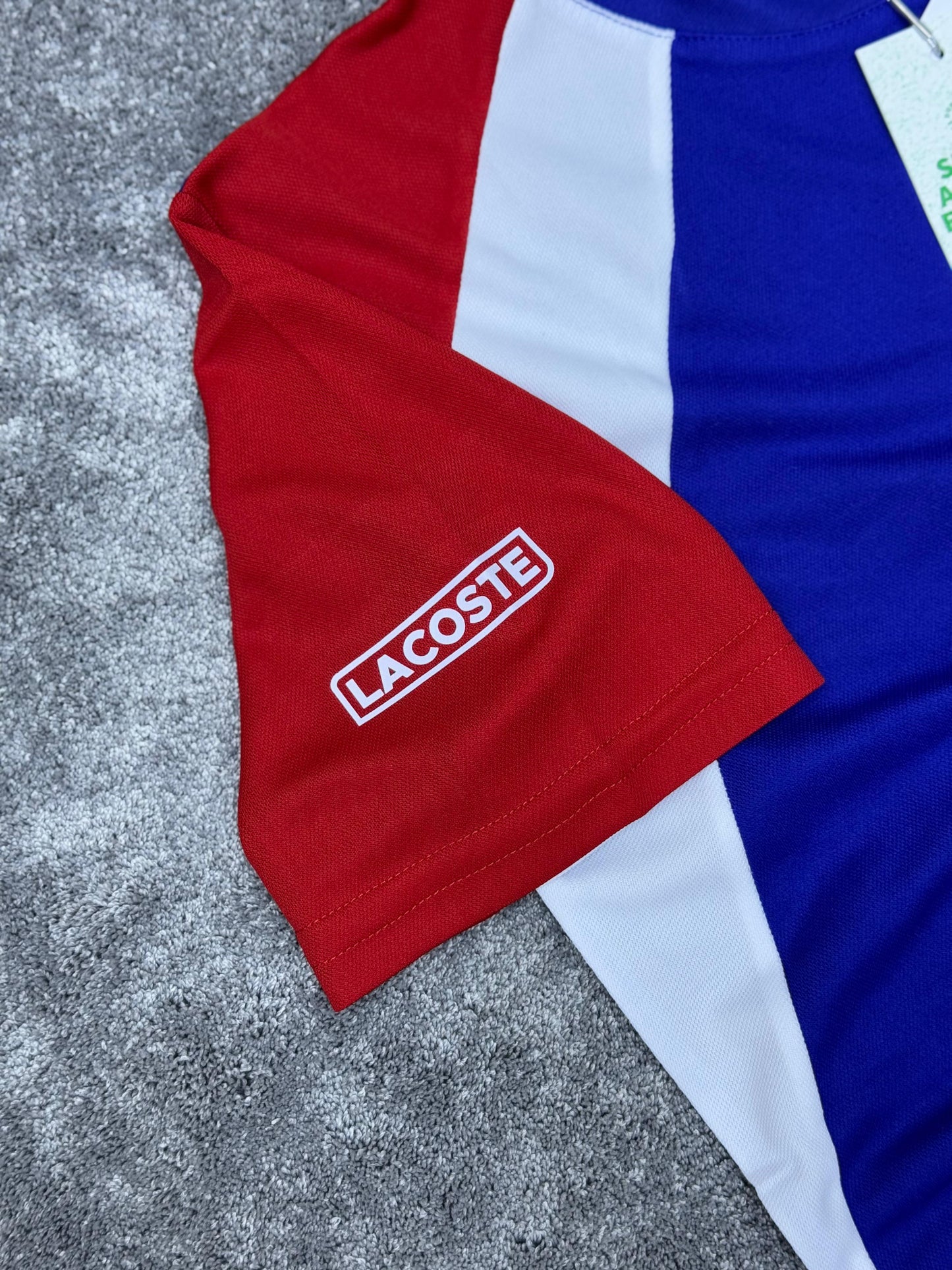 Conjunto corto lacoste azul logo verde detalles rojos