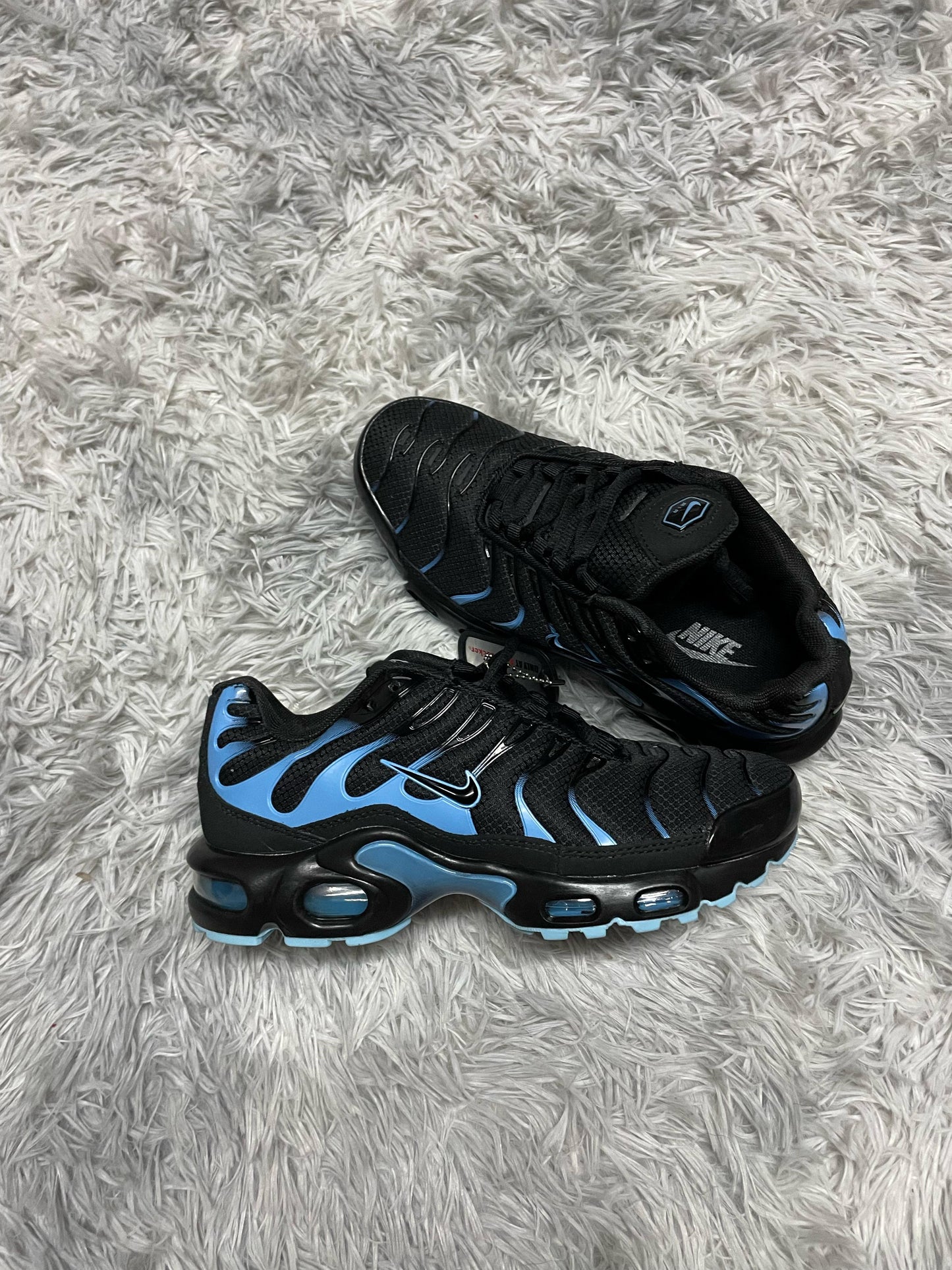 TN NEGRAS LOGO NEGRO CONTORNO AZUL DETALLES AZULES