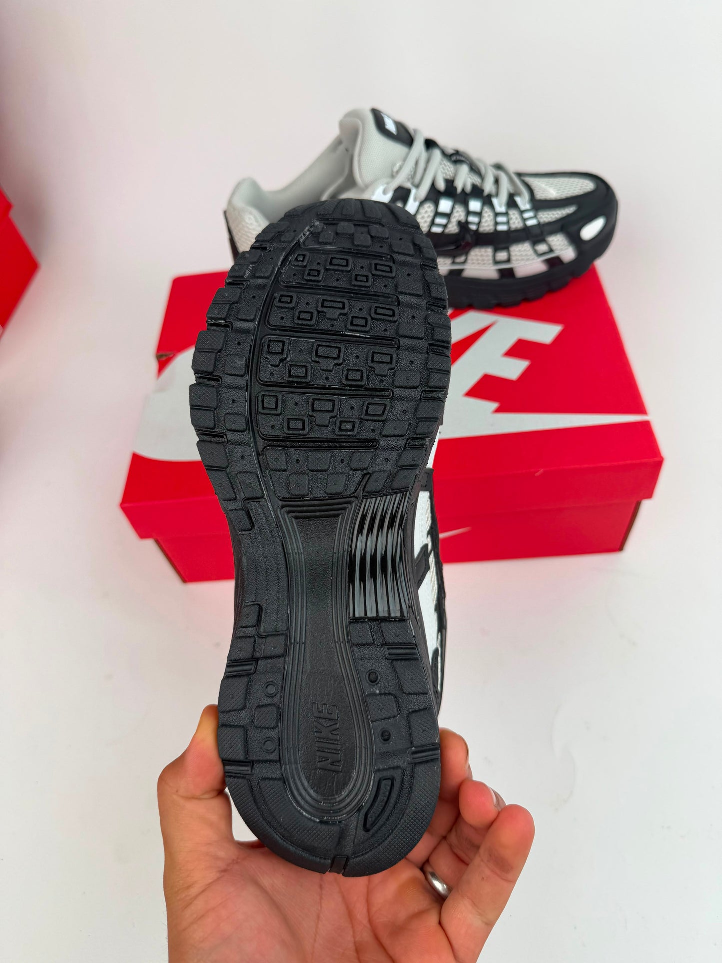 Nike P-6000 negras y grises logo negro