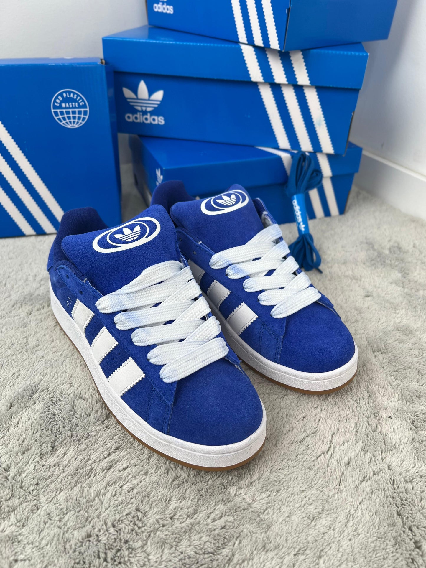 Adidas campus azul logo blanco