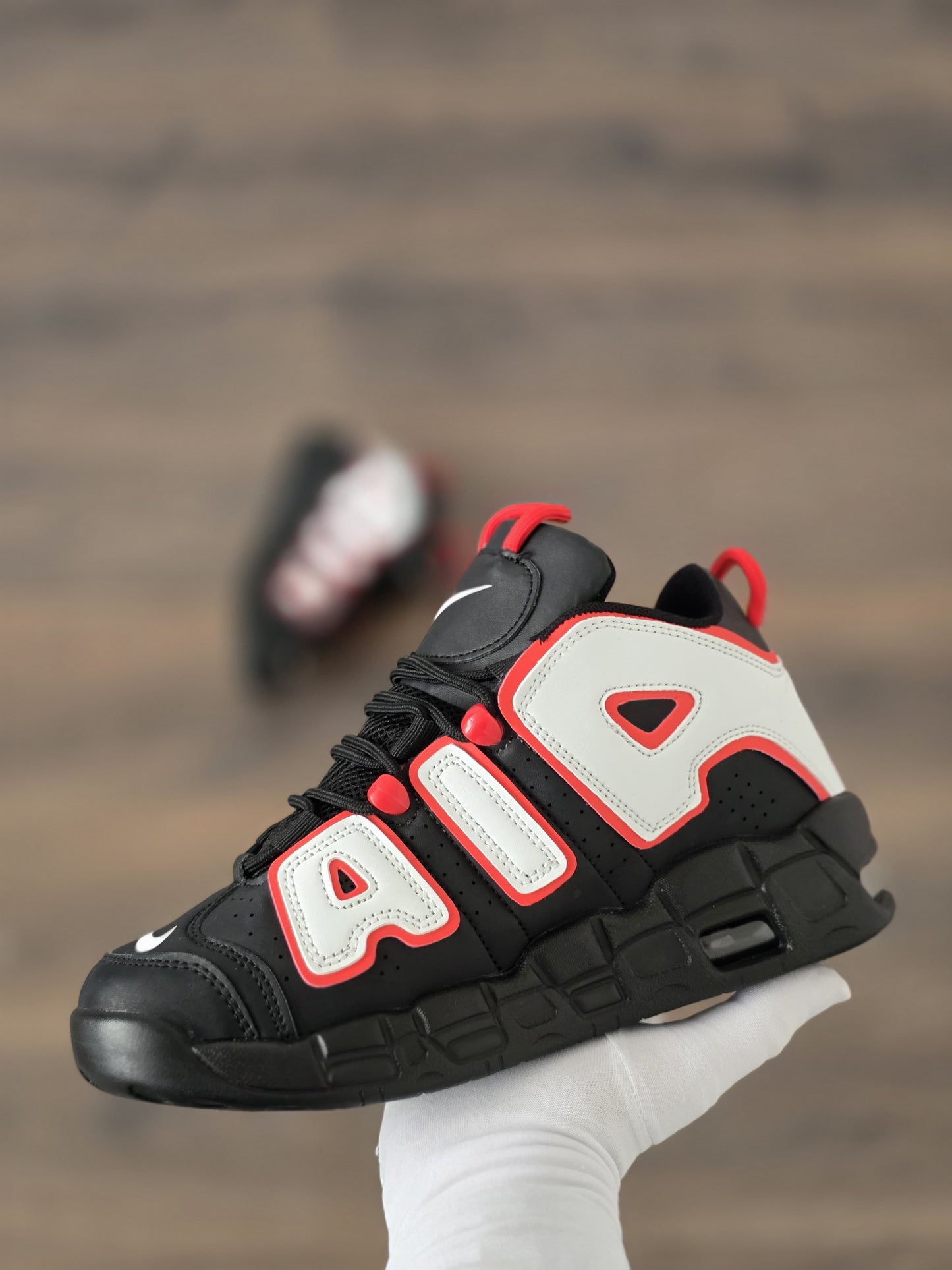 UPTEMPO NEGRA LOGO BLANCO BORDES ROJOS
