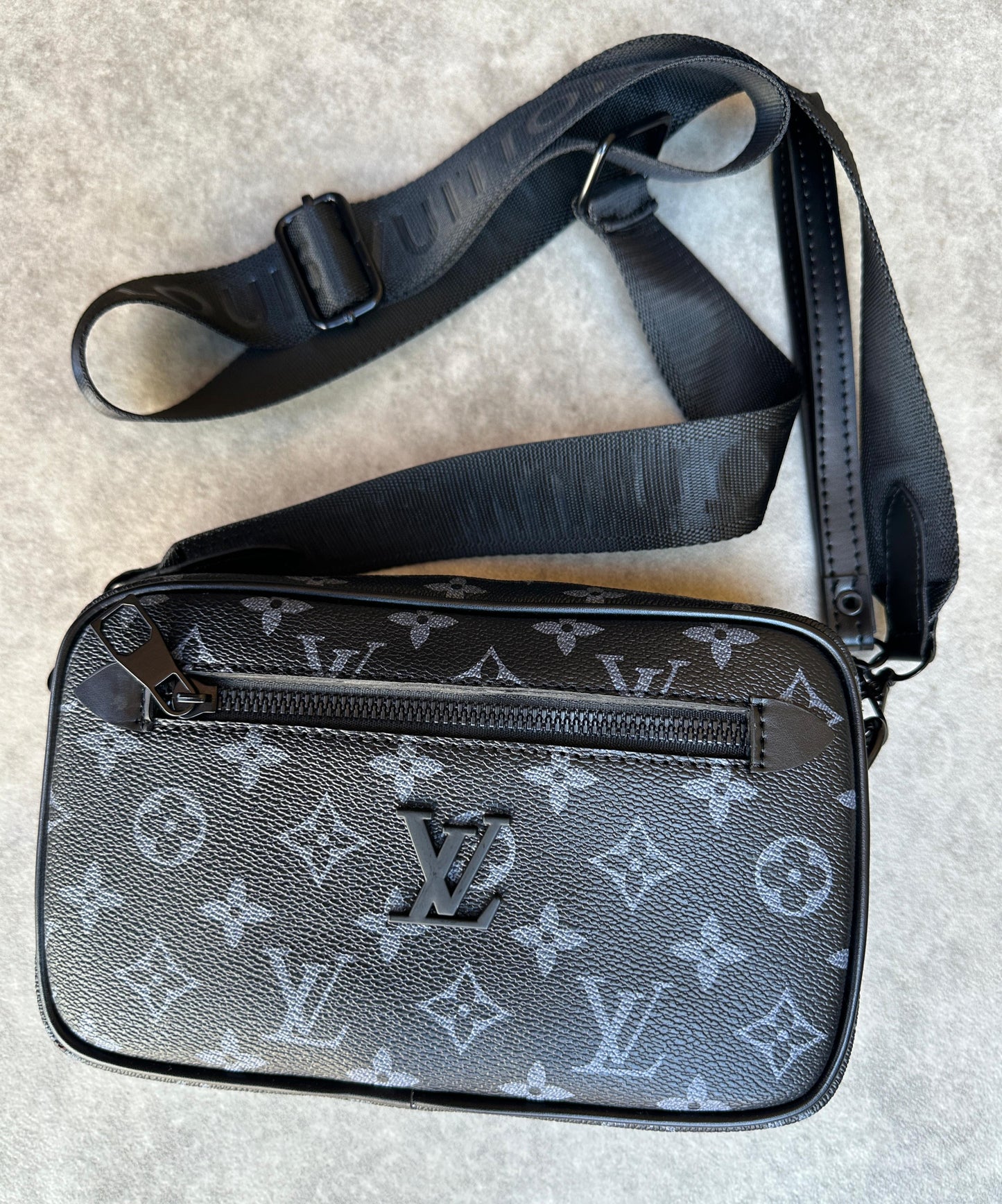 Bolso LV negro y gris logo negro