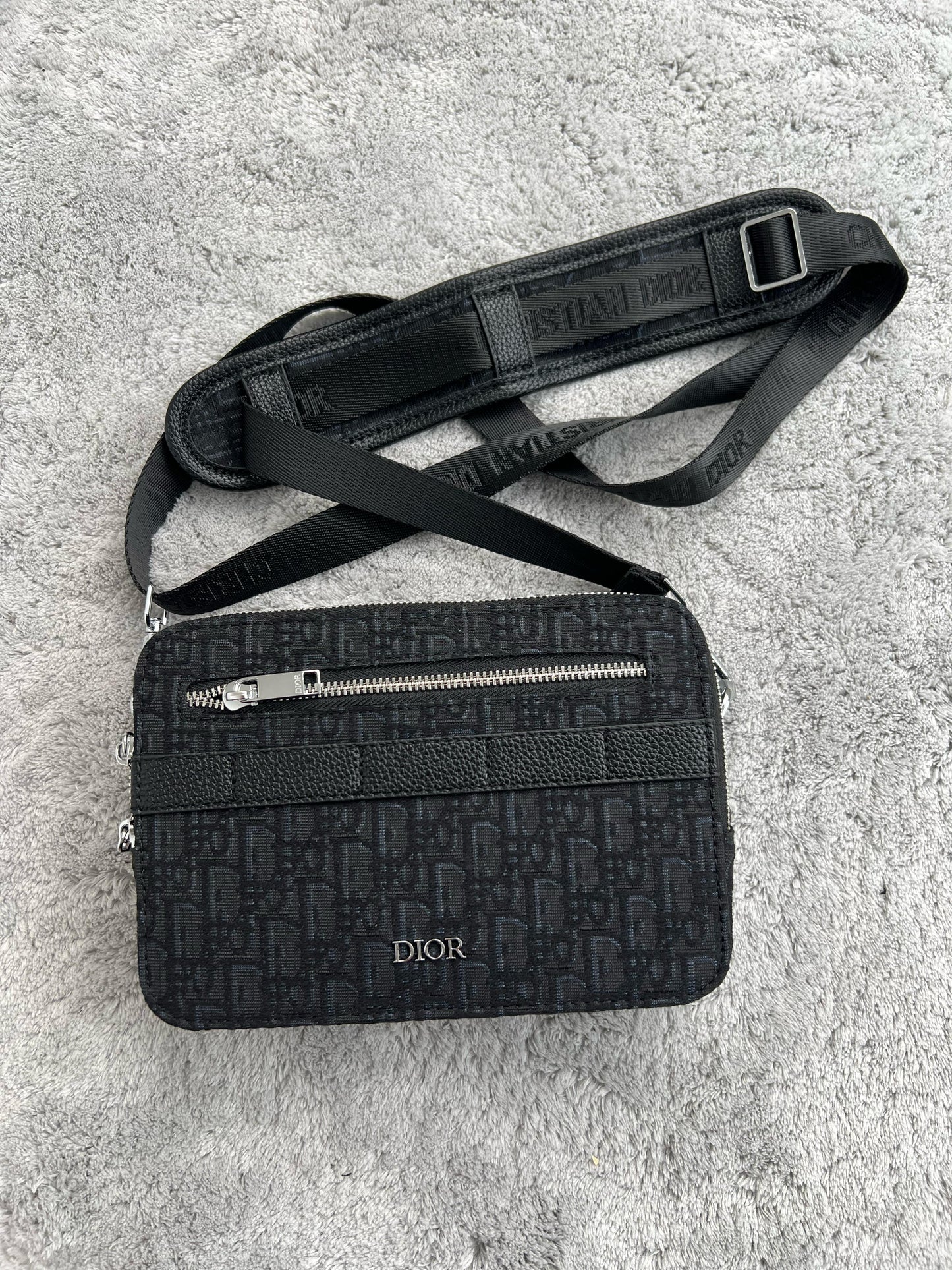 BANDOLERA DIOR negra logo plateado cremallera mitad