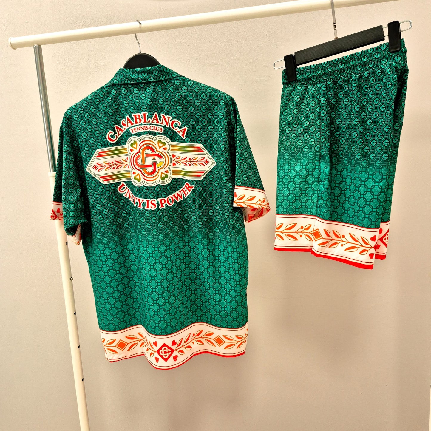 Conjunto Casablanca verde logo naranja