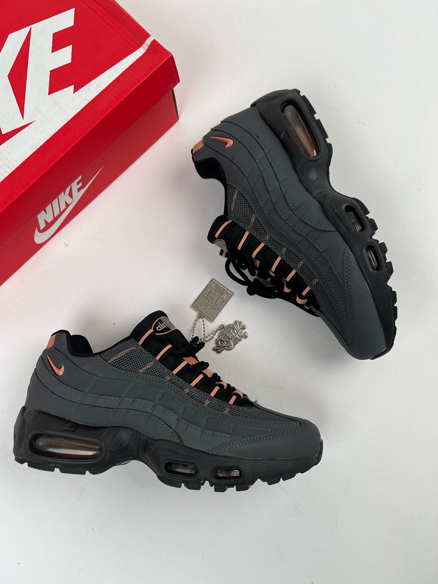 Air max 95 x SynaWorld grises logo bronce