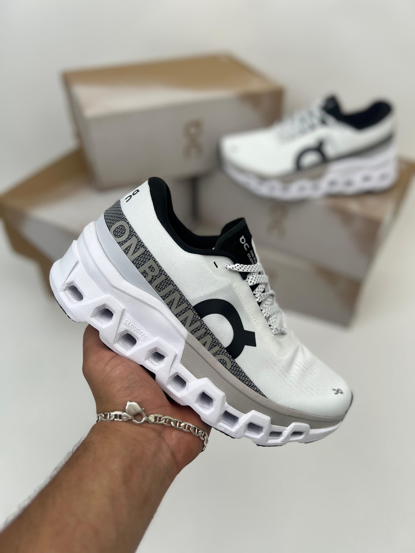 Zapatillas On Running Cloudmonster 2 blancas logo negro