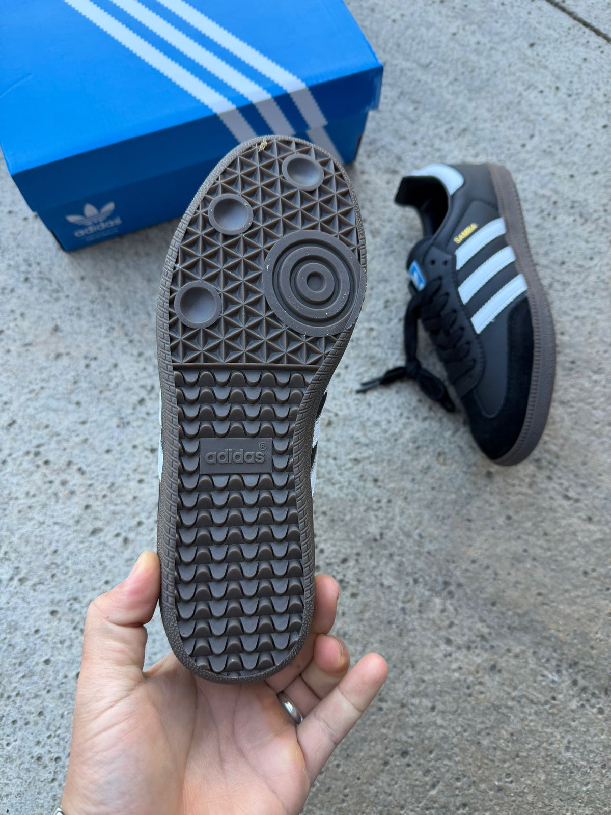Adidas samba negra logo dorado lineas blancas