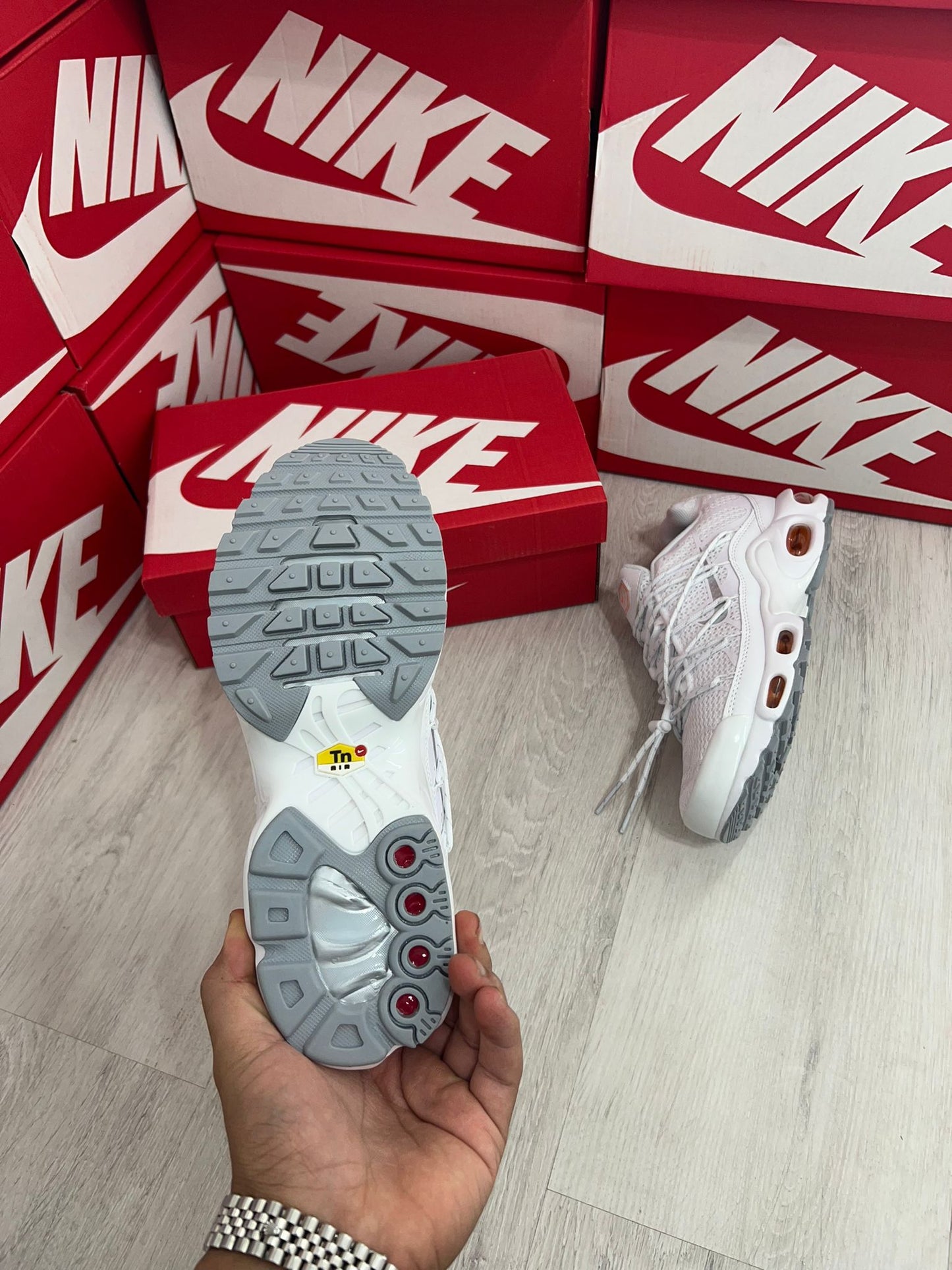 Nike tn utility blanco logo naranja