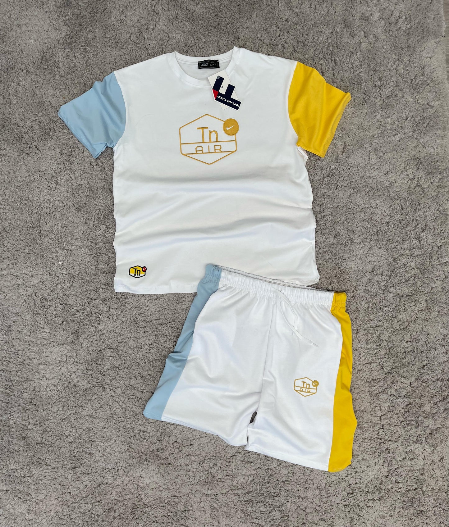 CONJUNTO TN AIR blanco logo dorado detalles amarillos y azules