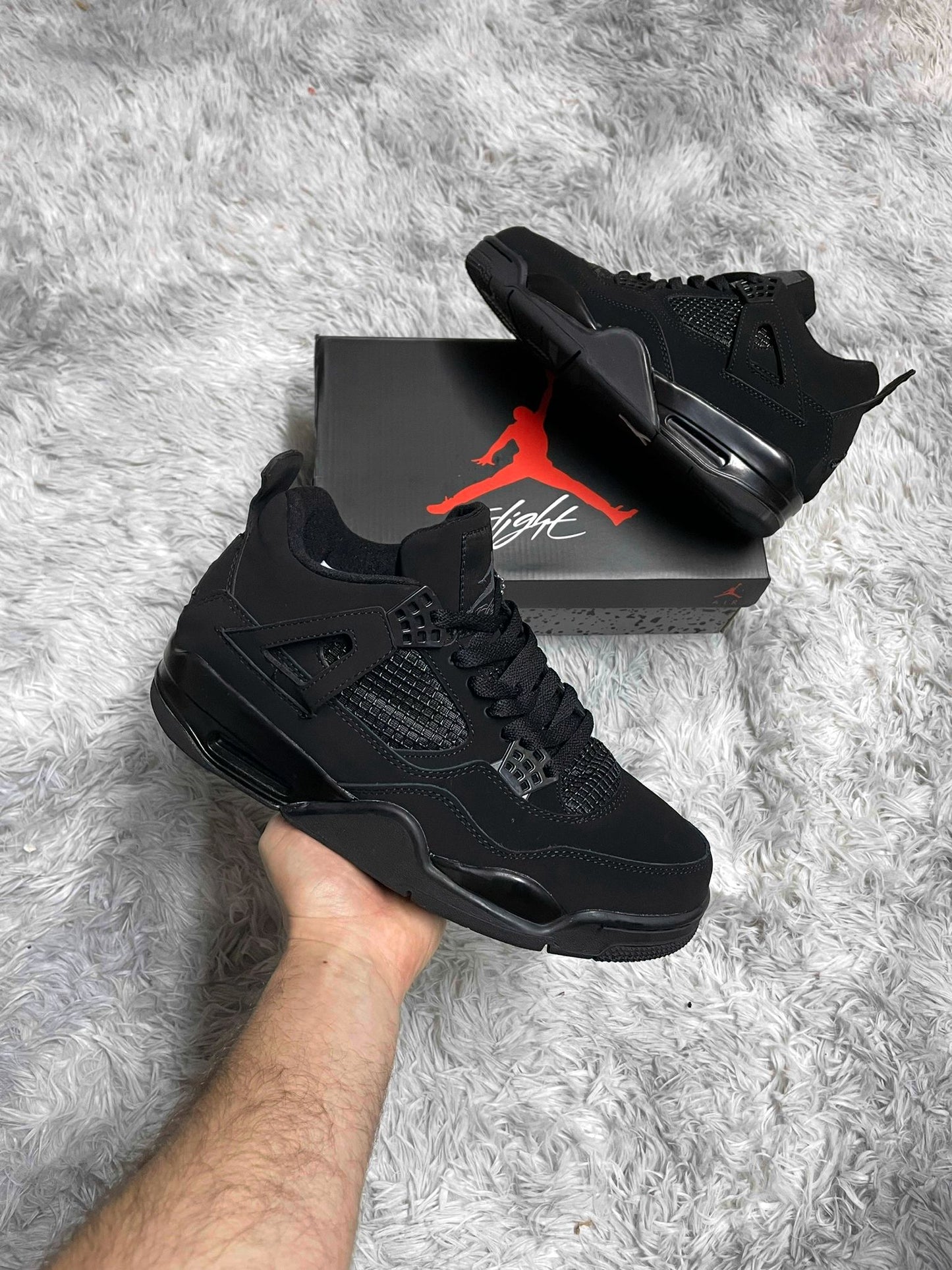 JORDAN 4 NEGRAS logo gris