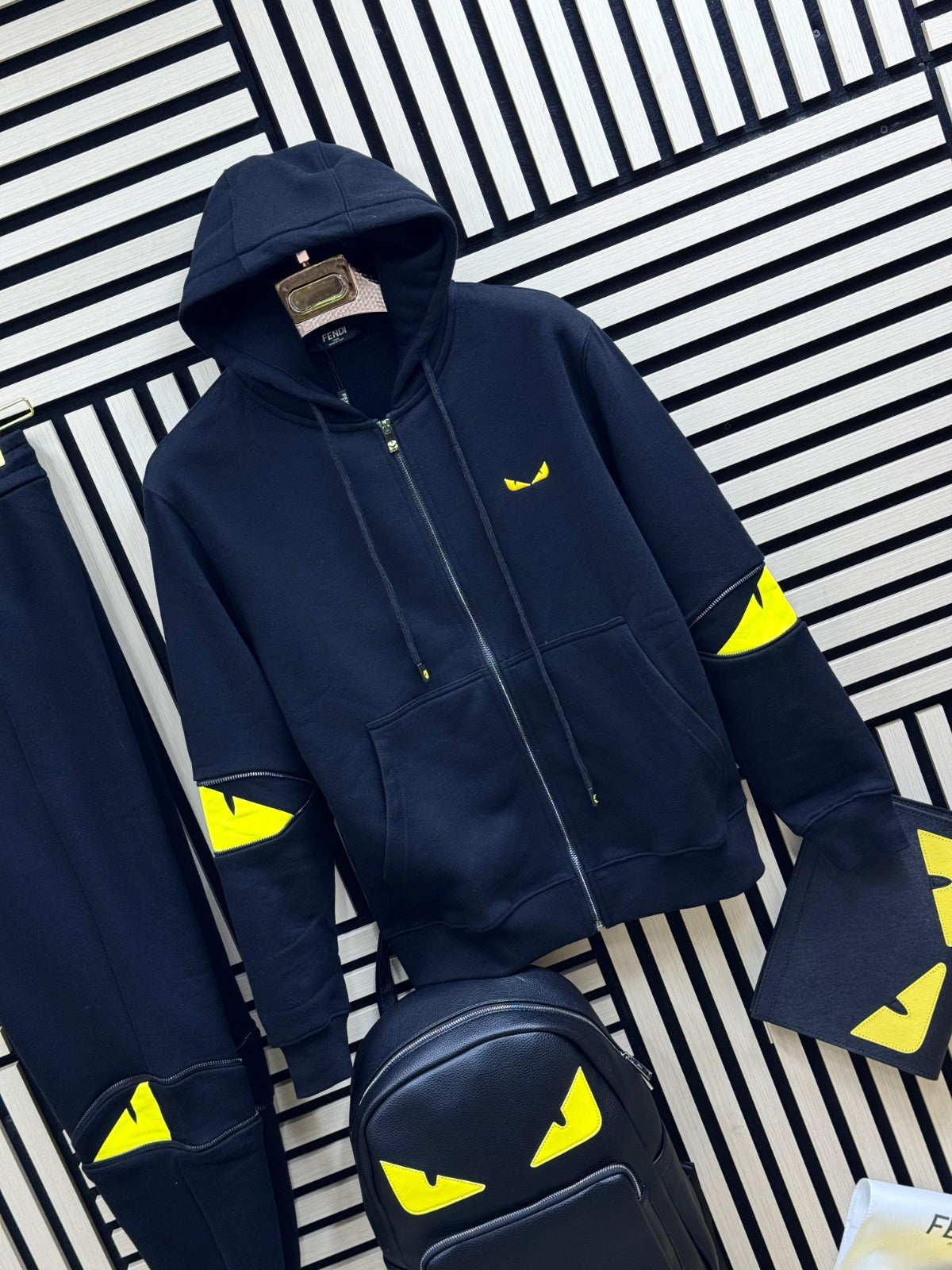 Chándal FENDI negro logo amarillo