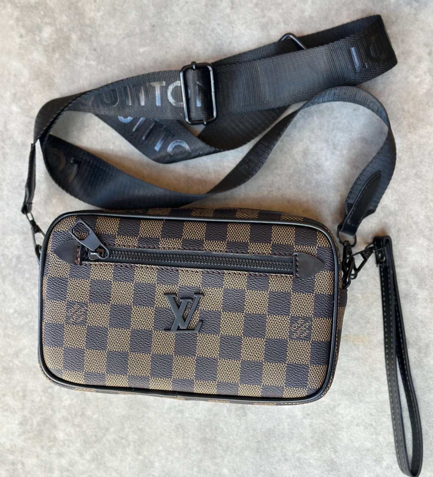 Bolso LV marron y beige logo negro
