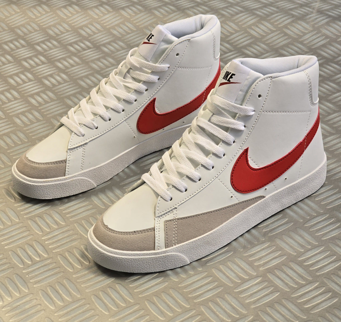 Blazer blanca logo rojo