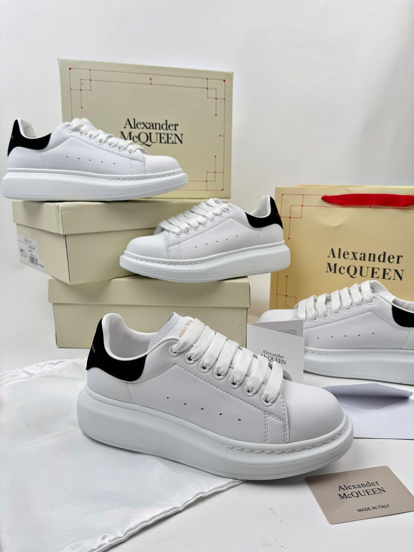 Alexander MCQueen blancas detalles negros