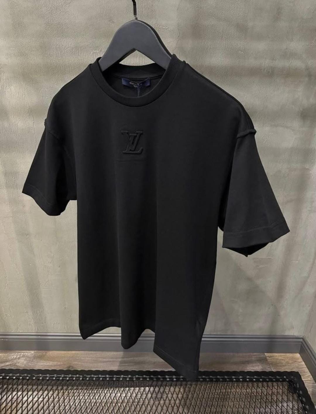 Camiseta LV negra logo en pecho
