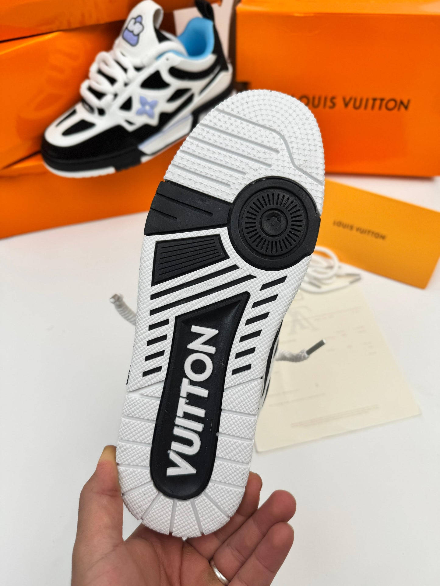 Louis vuitton SKATE 2025 blancas y negras detalles azules