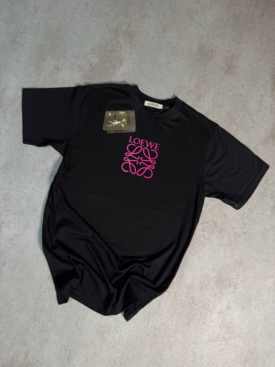 Camiseta Loewe negra logo rosa en pecho