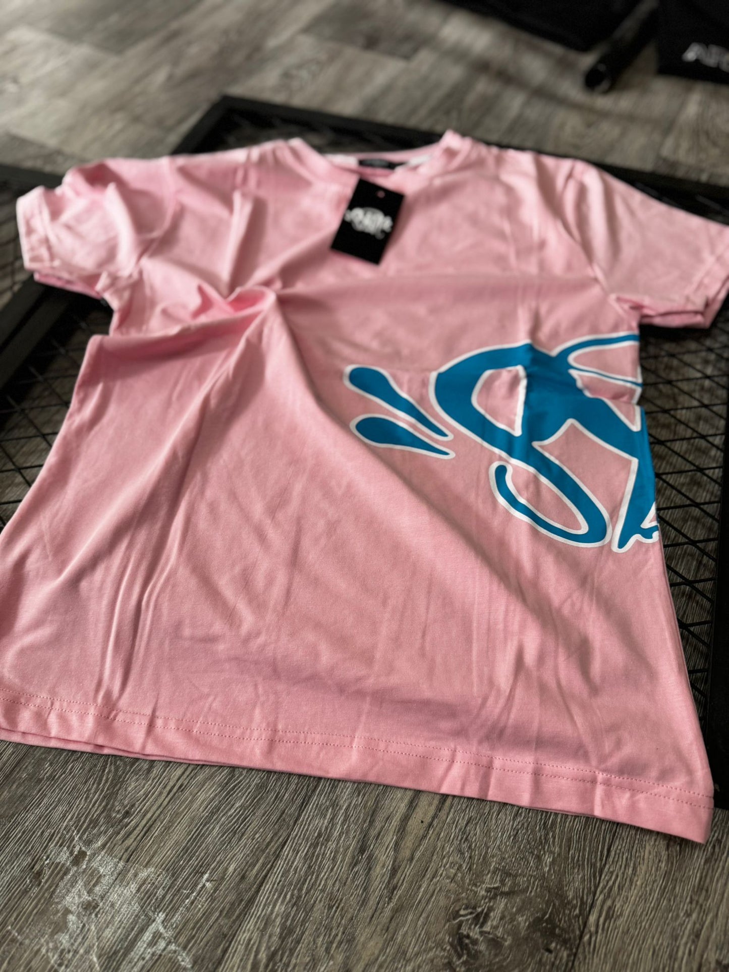 Conjunto corto syna rosa logo azul contorno blanco