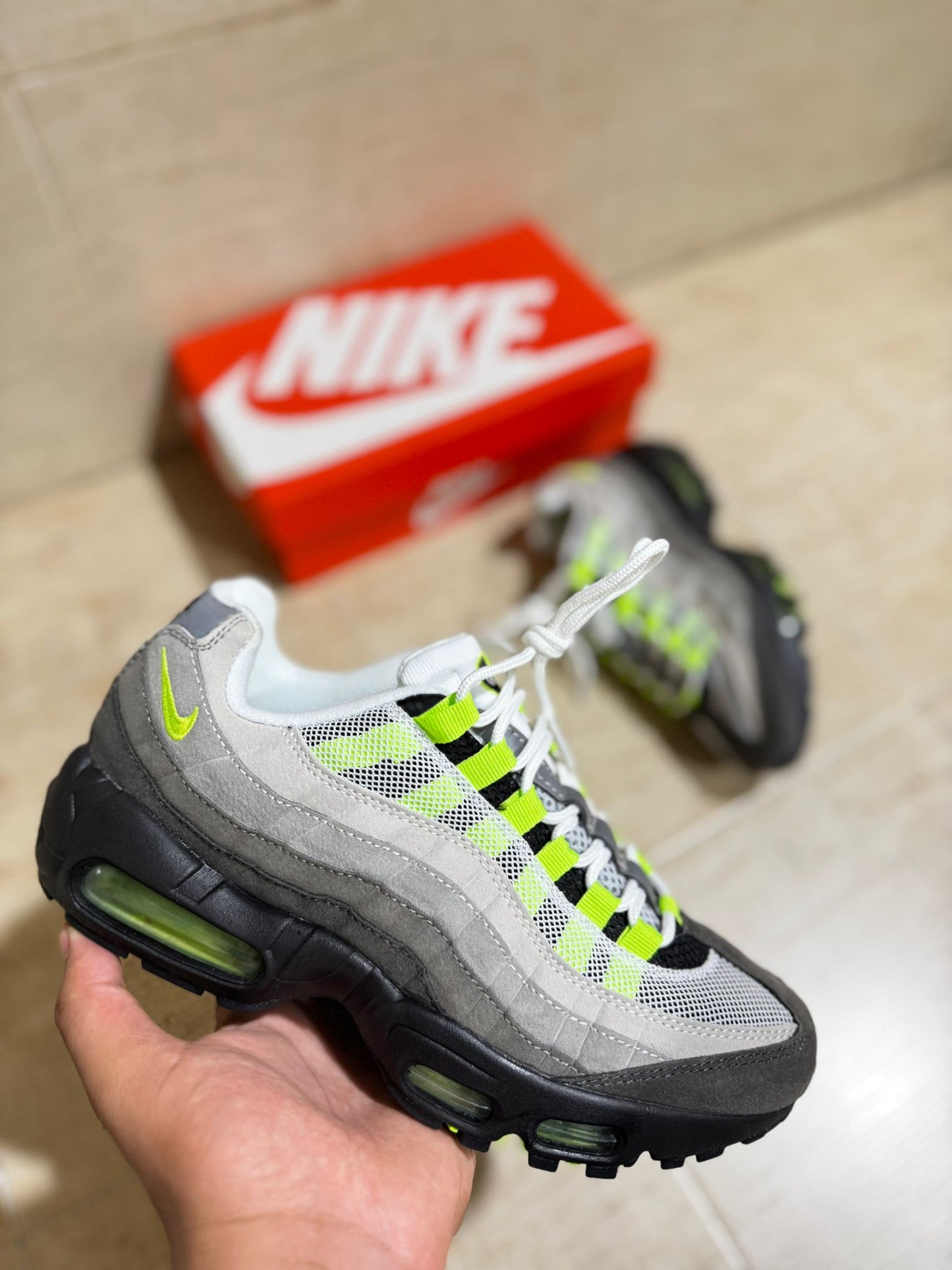 Air max 95 grises logo fluor