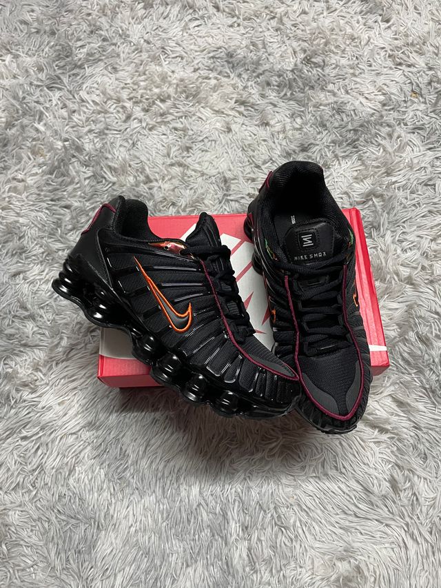 SHOX TL Negras logo negro contorno naranja detalles burdeos
