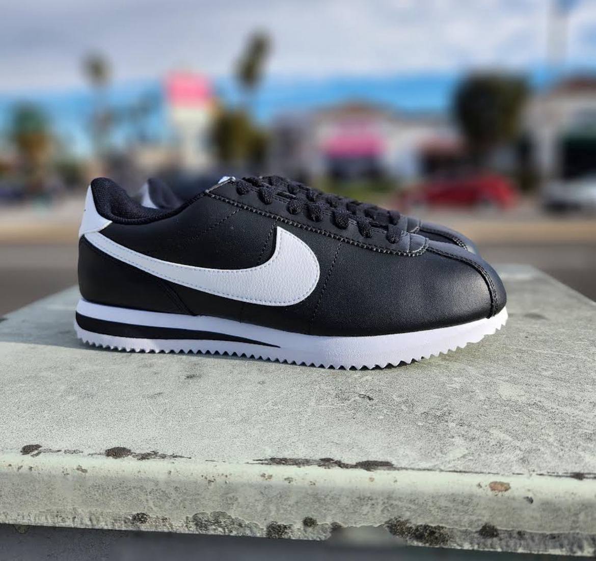 Nike cortez negras logo blanco