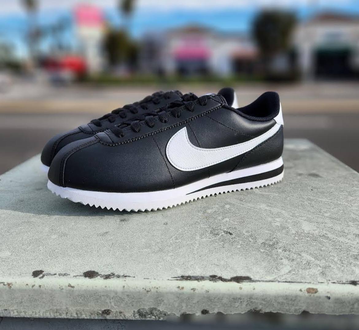 Nike cortez negras logo blanco