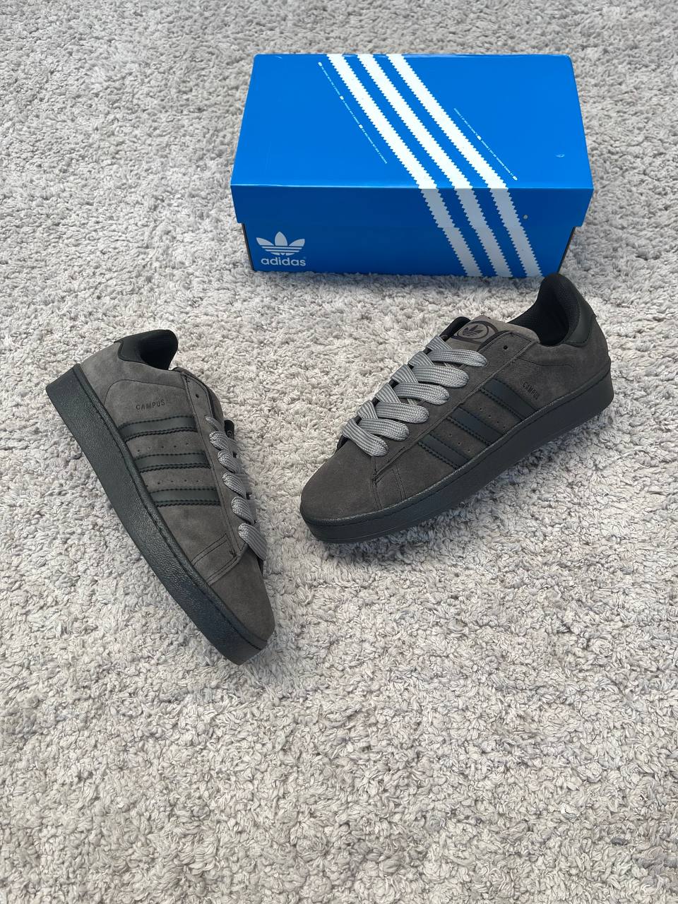 ADIDAS CAMPUS gris y logo negro