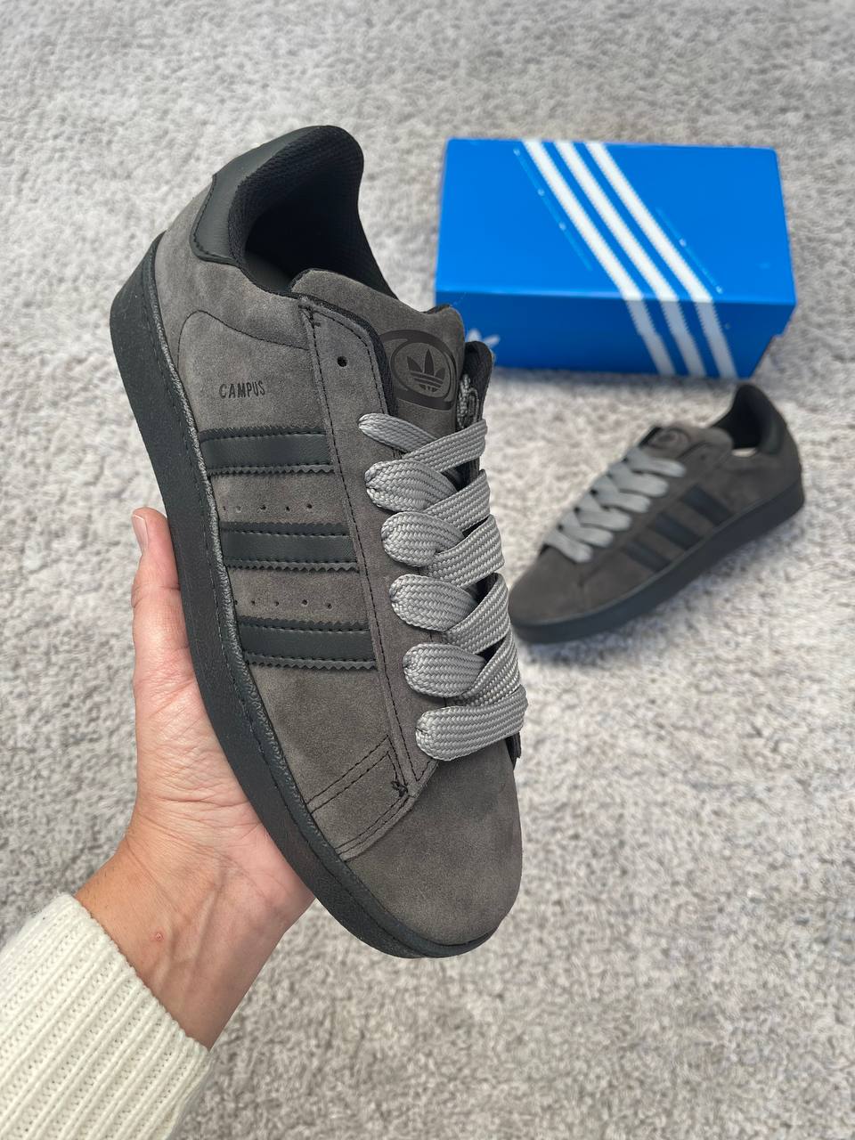 ADIDAS CAMPUS gris y logo negro