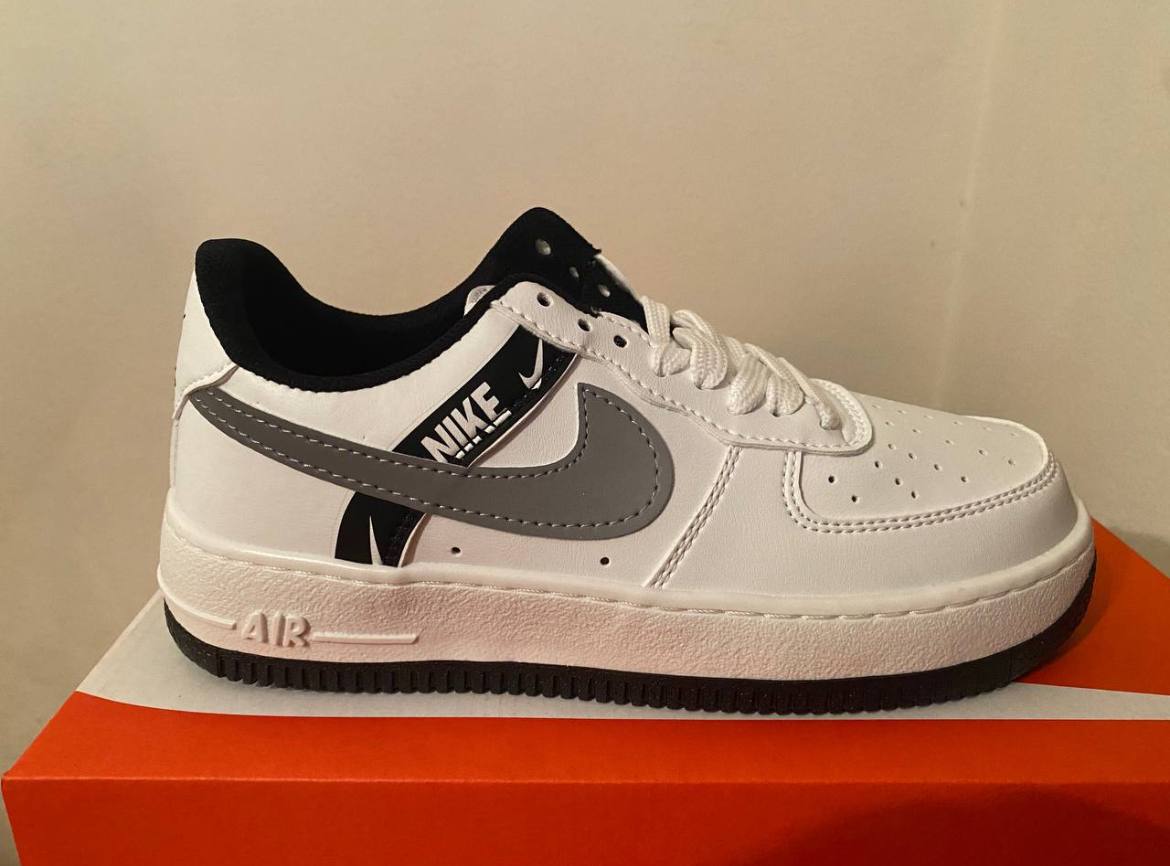 AIR FORCE 1 blancas y negras con logo gris