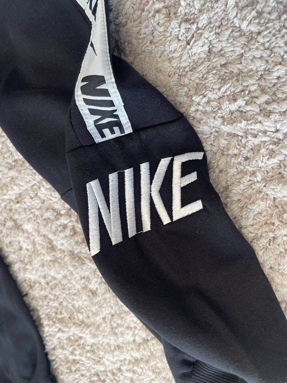 CHANDAL NIKE NEGRO LOGO BLANCO TIRAS GRISES