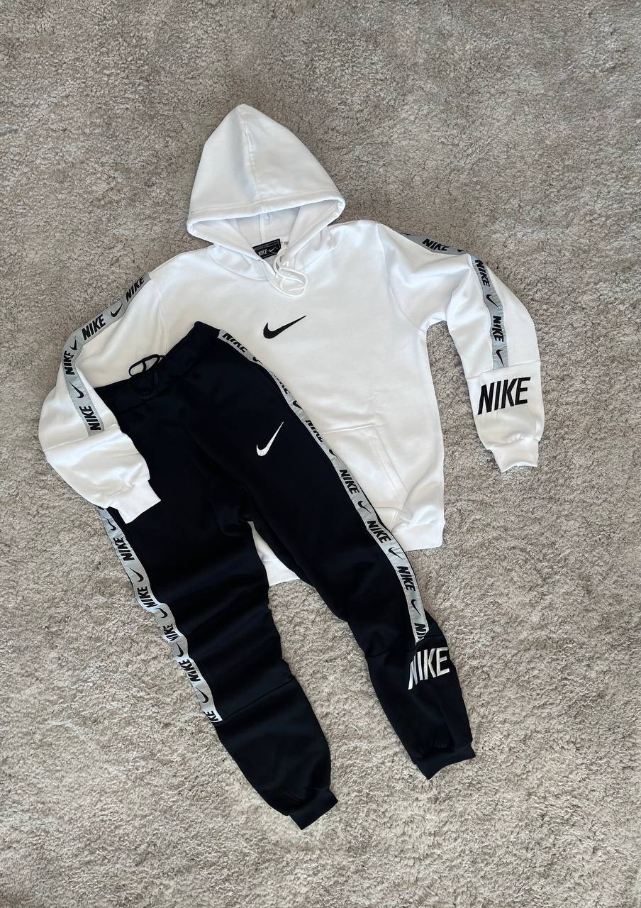 CHANDAL NIKE BLANCO LOGO NEGRO TIRAS GRISES