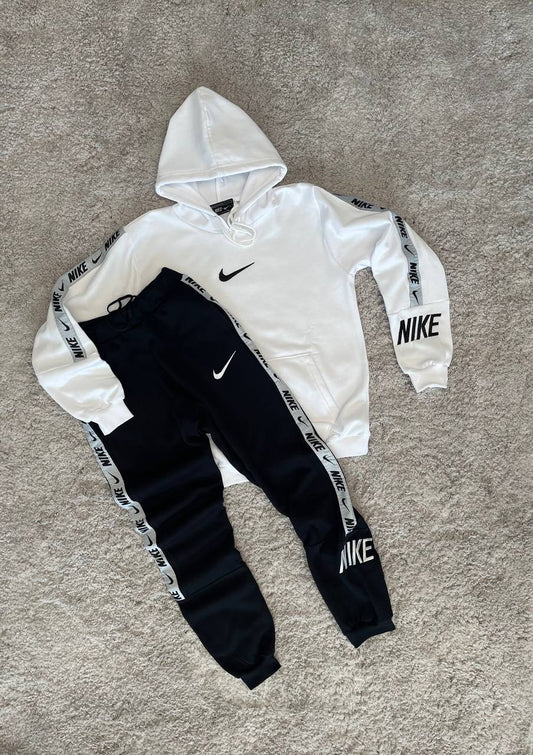 CHANDAL NIKE BLANCO LOGO NEGRO TIRAS GRISES