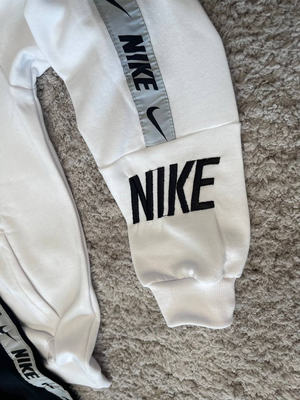 CHANDAL NIKE BLANCO LOGO NEGRO TIRAS GRISES