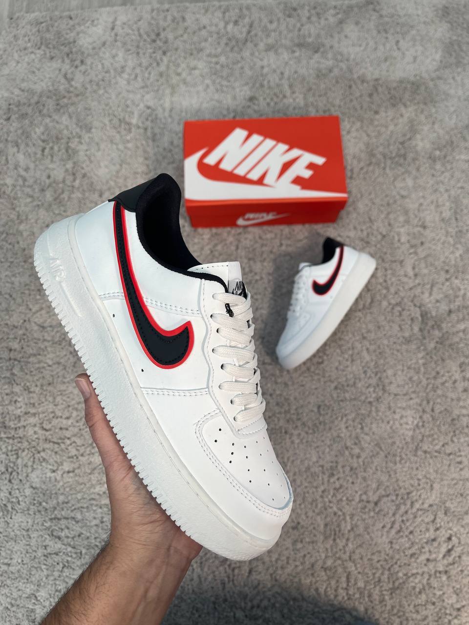 AIR FORCE 1 blancas logo negro contorno rojo