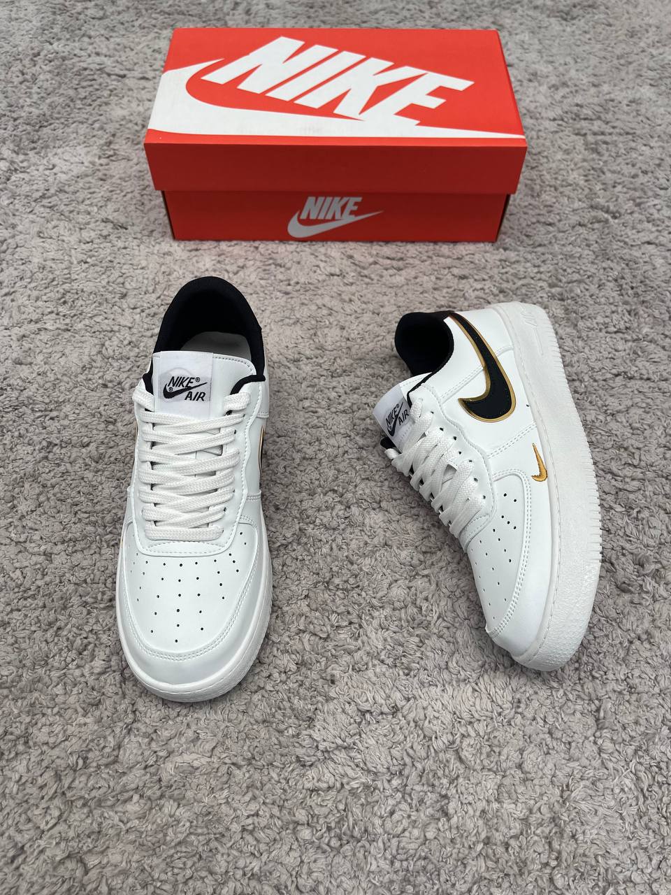 AIR FORCE 1 blancas logo negro contorno dorado